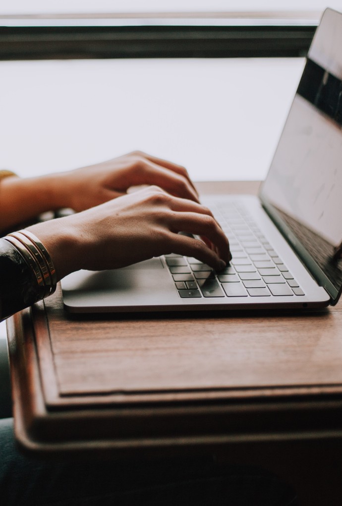 Detailbild Person am Laptop