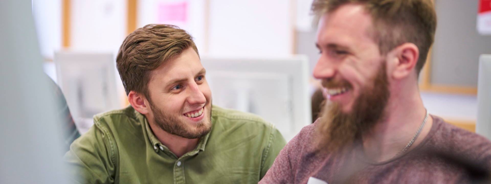 Zwei Studenten Gebäudetechnik im Computerraum
