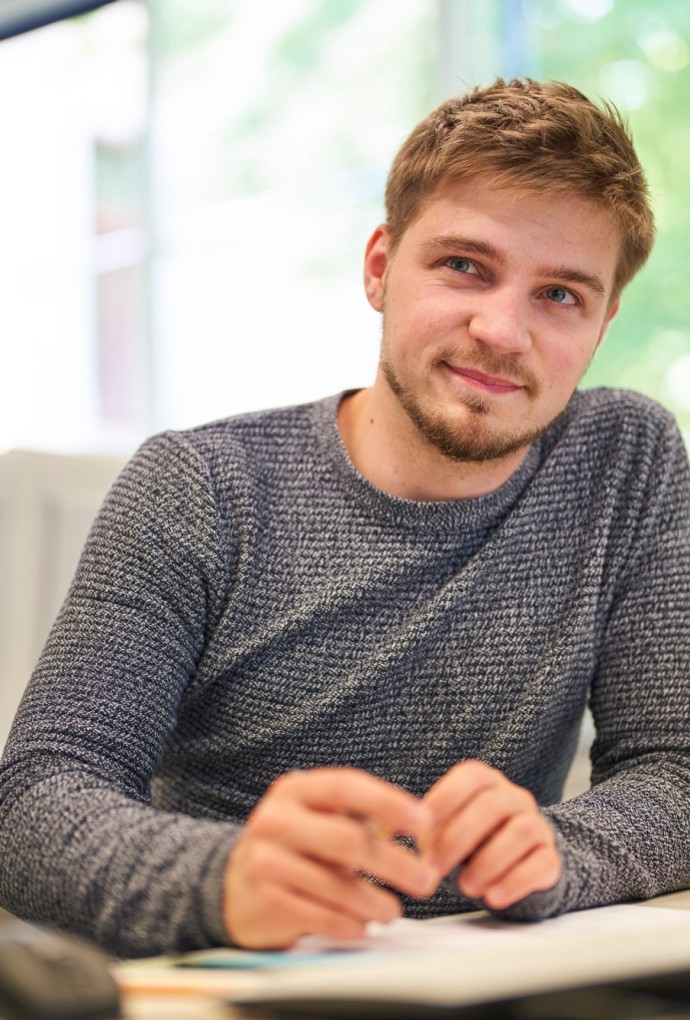 Student im Computerraum