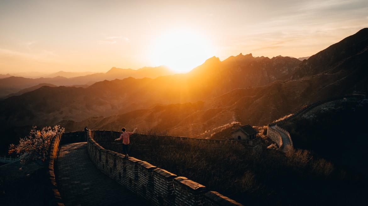 Mann auf chinesischer Mauer