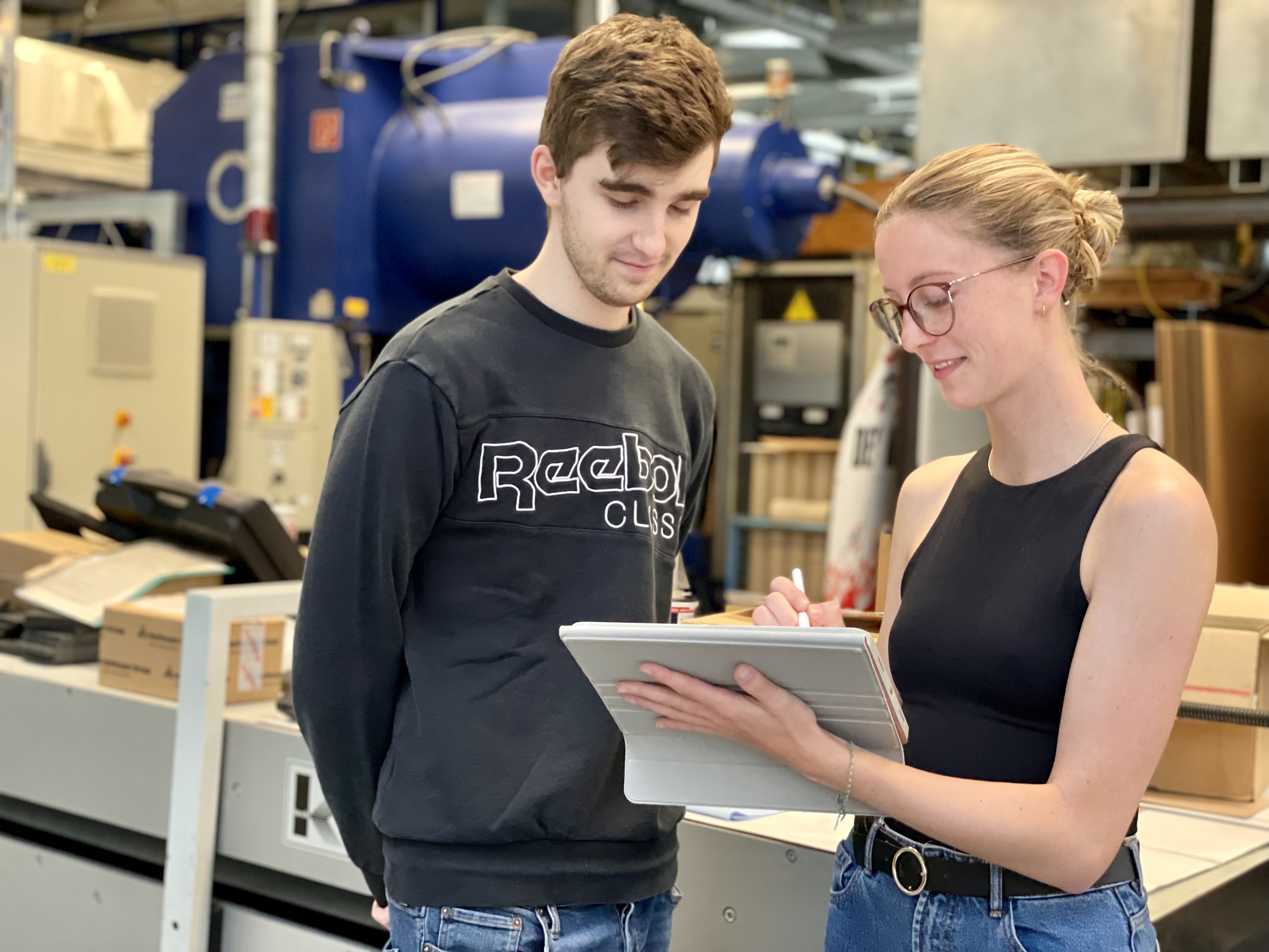 Studierende im Verpackungslabor mit Tablet