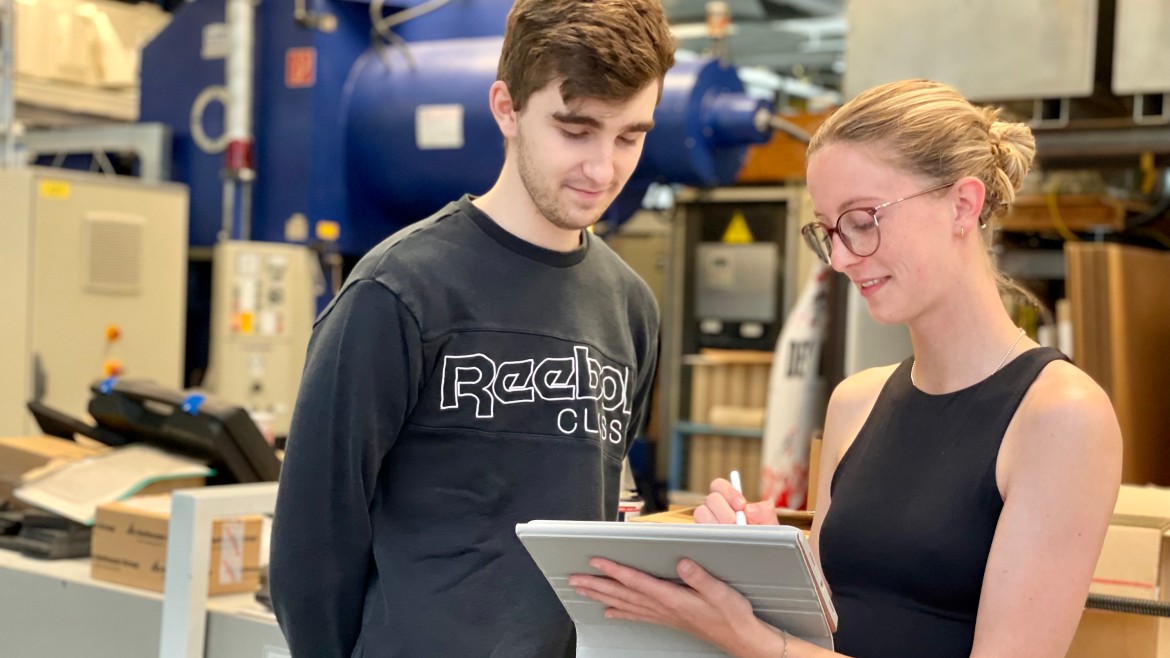 Studierende im Verpackungslabor mit Tablet