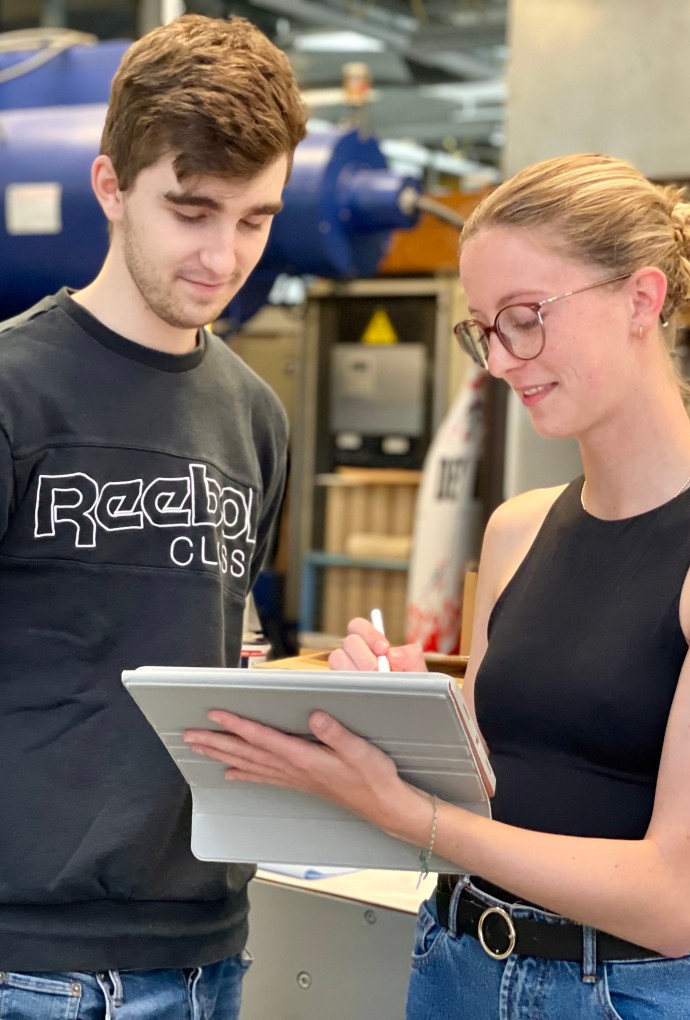 Studierende im Verpackungslabor mit Tablet