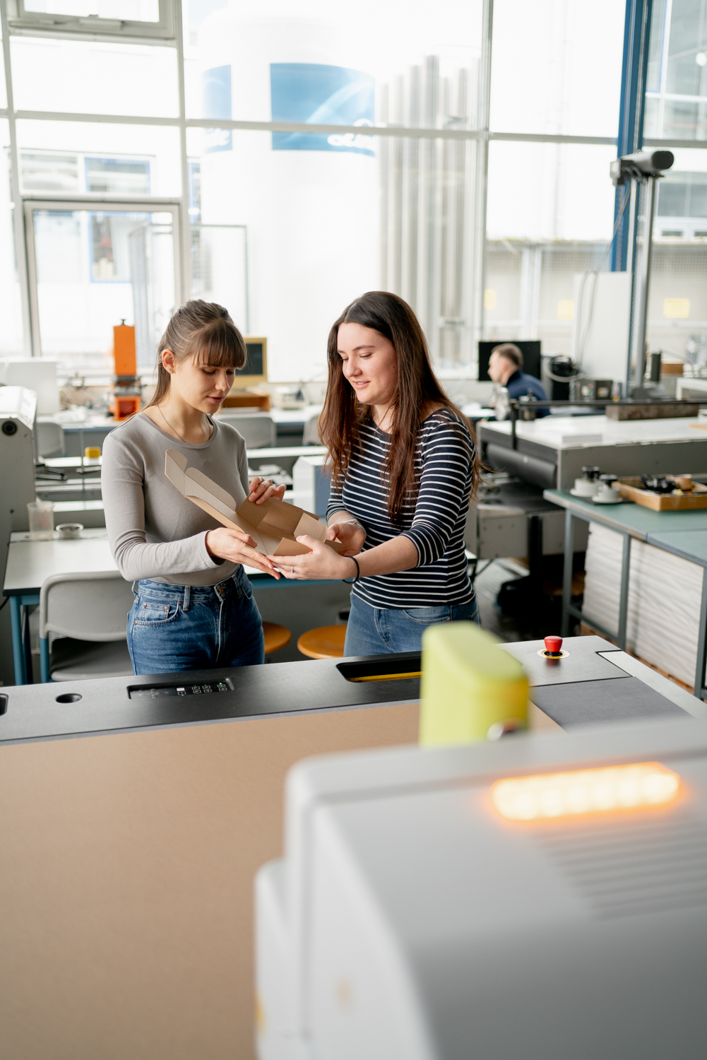 Studentinnen Sustainable Materials and Product Design im Labor
