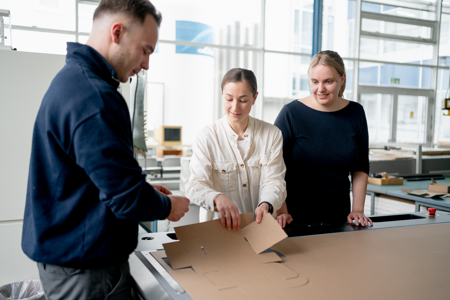 Studierende am Plotter 