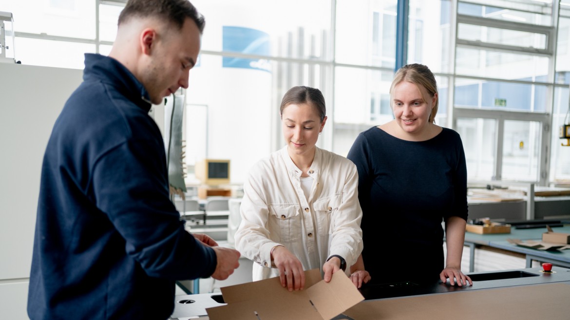 Studierende am Plotter 