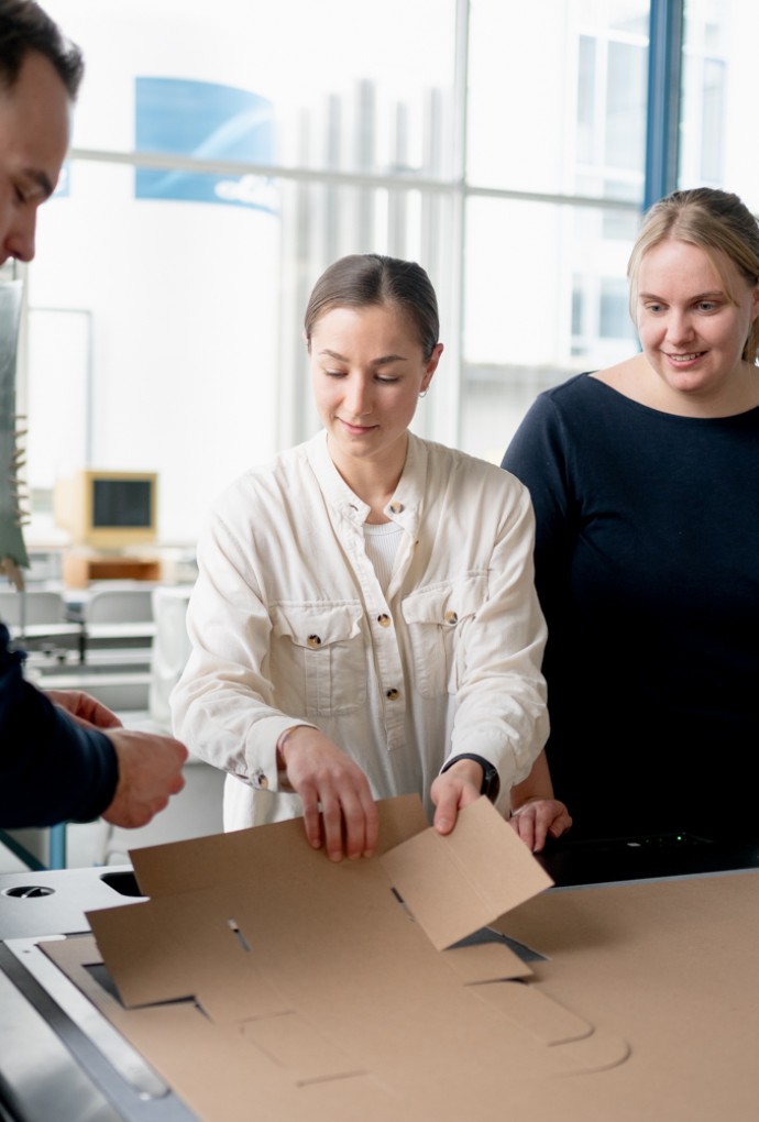 Studierende am Plotter 