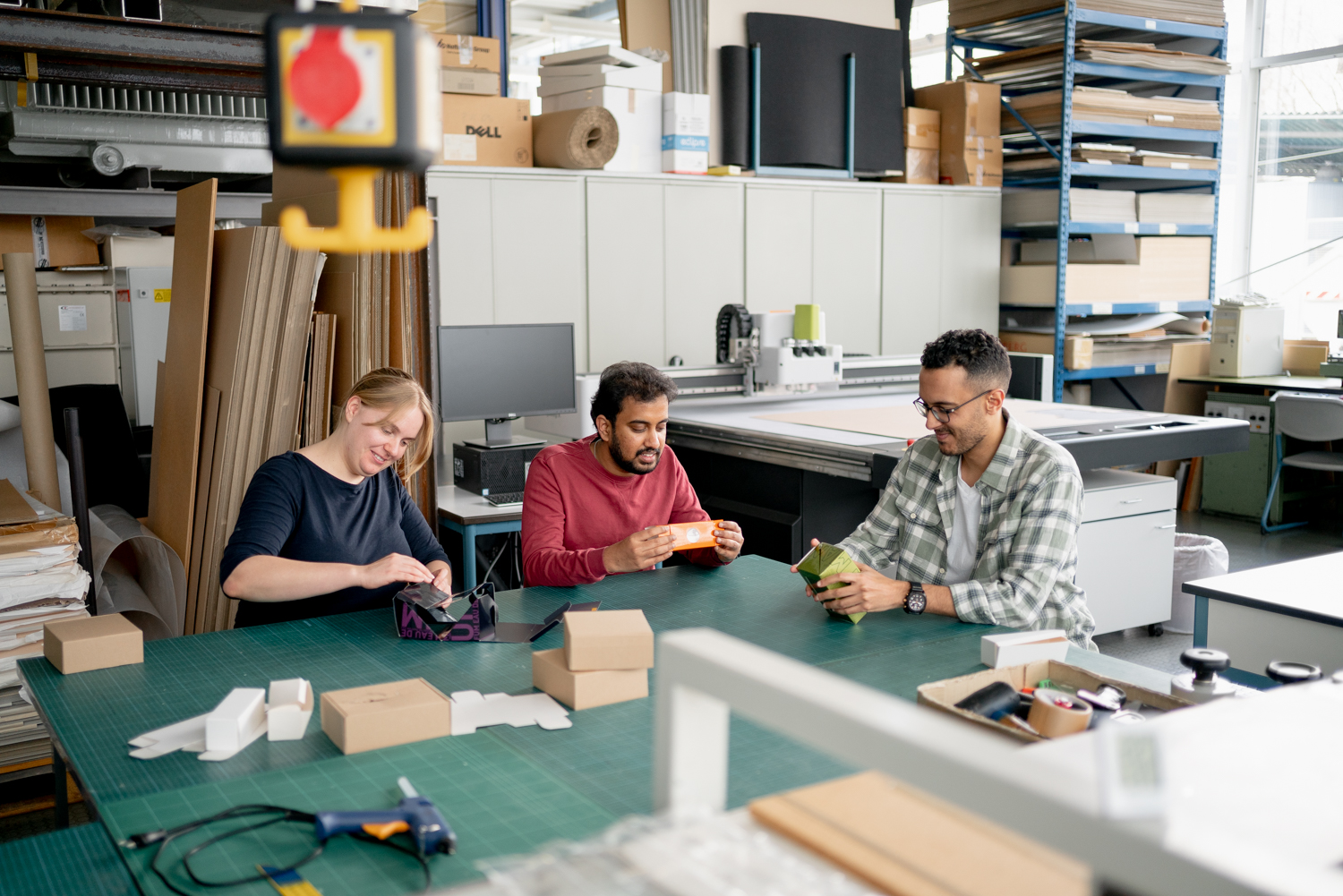Studierende Sustainable Materials and Product Design im Labor
