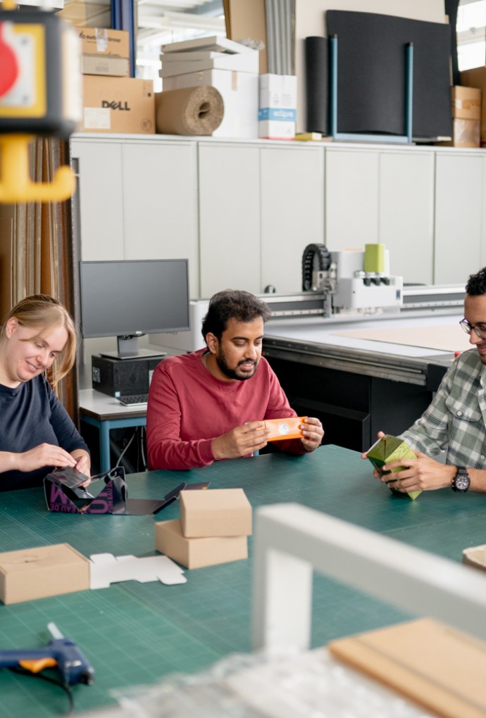 Studierende Sustainable Materials and Product Design im Labor