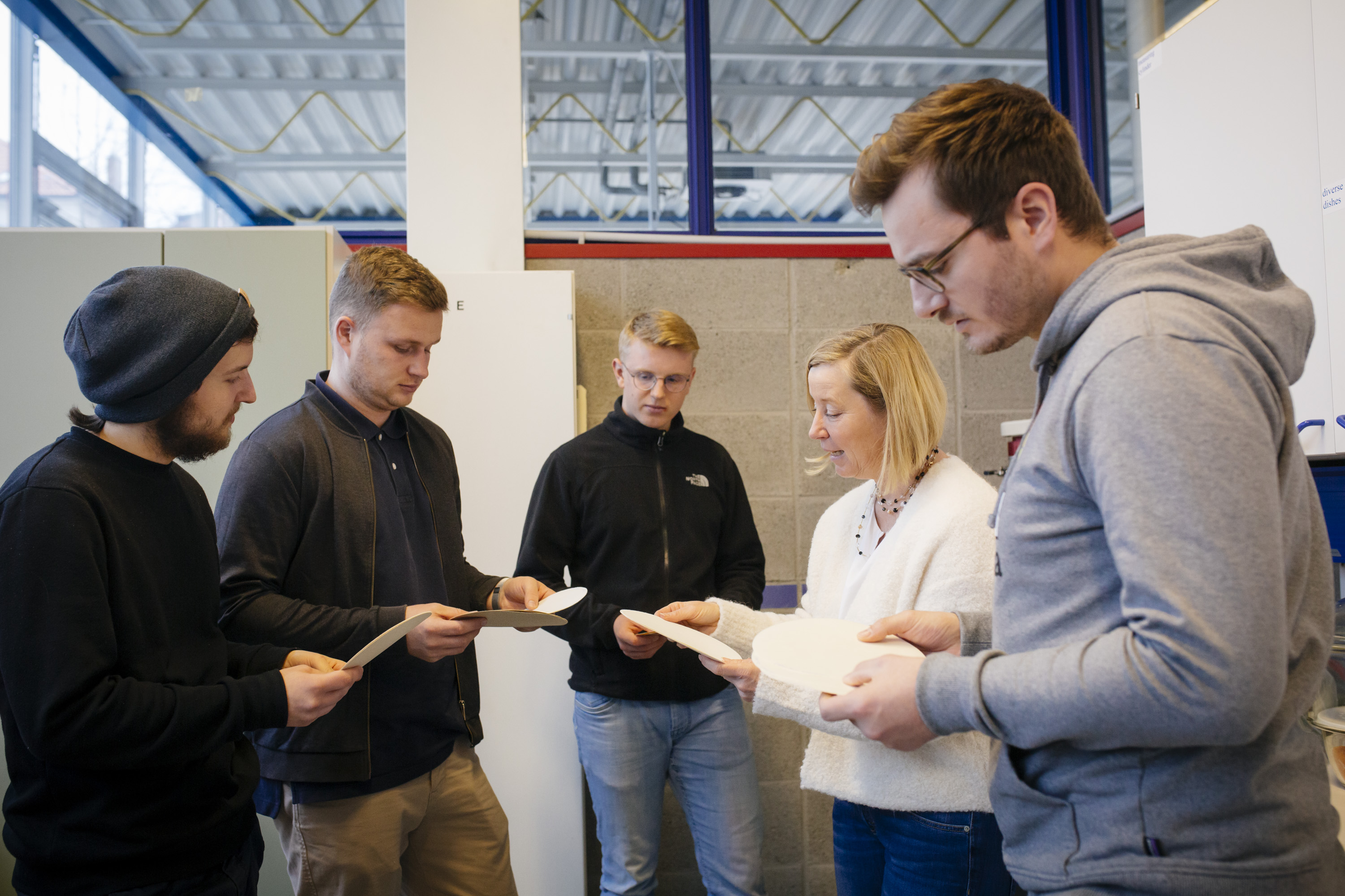 Studierende und Professorin Sustainable Materials and Product Design