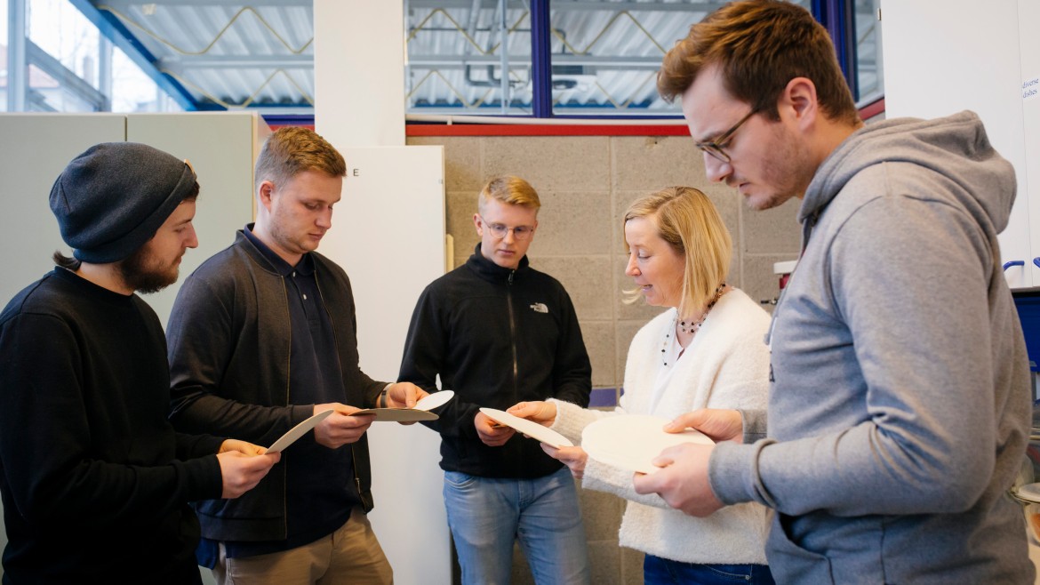 Studierende und Professorin Sustainable Materials and Product Design