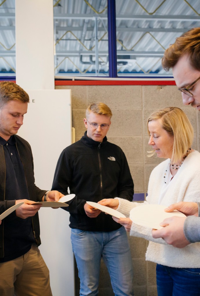Studierende und Professorin Sustainable Materials and Product Design