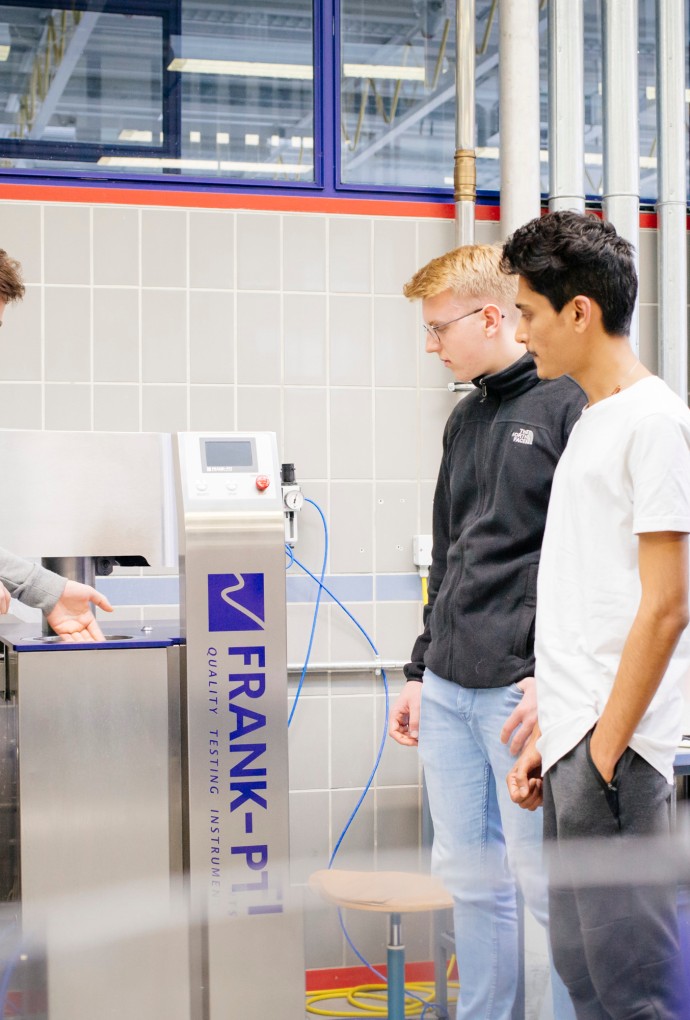 Studierende im Papiertechnik-Labor