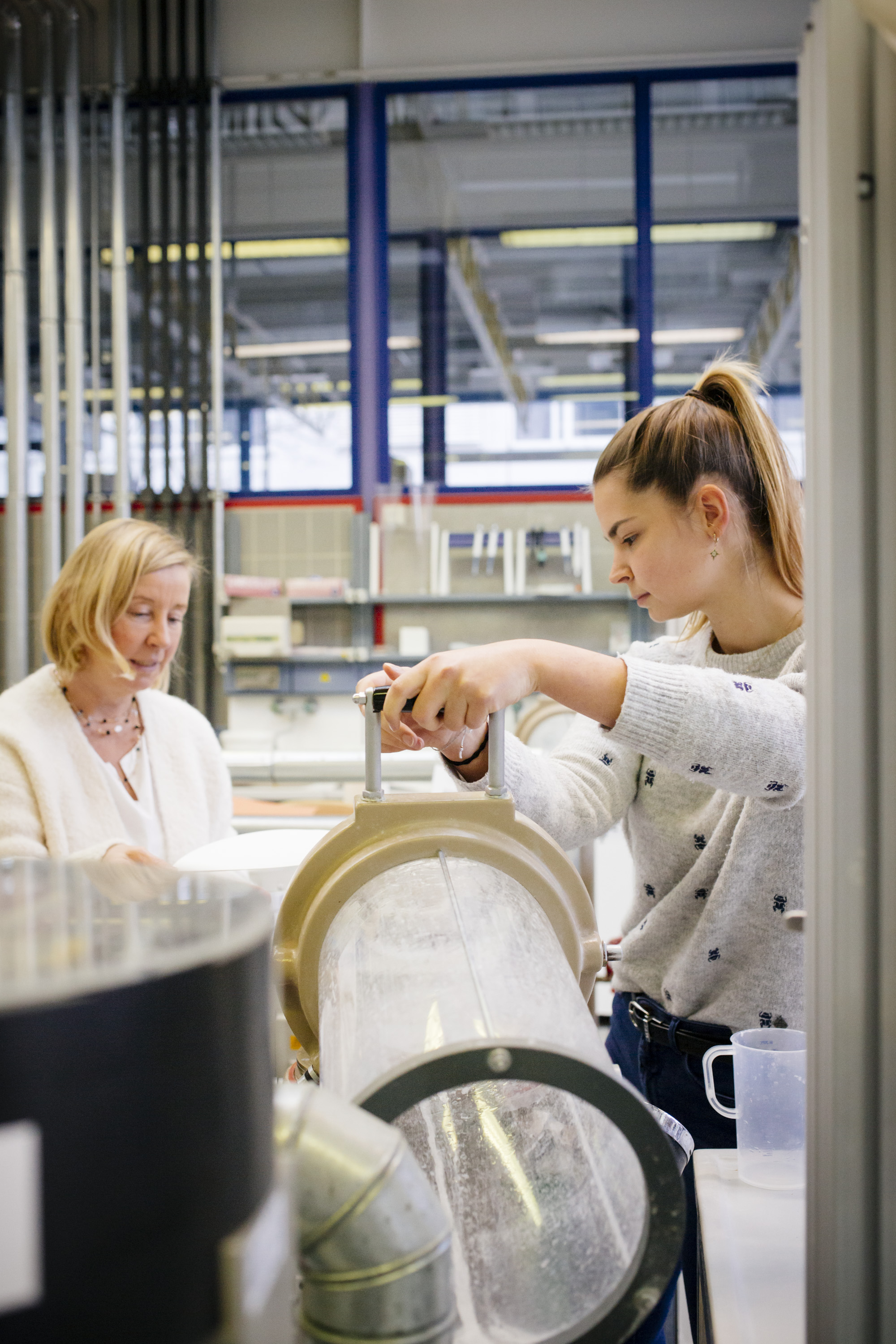 Professorin und Studierende im Nasslabor Papiertechnik 