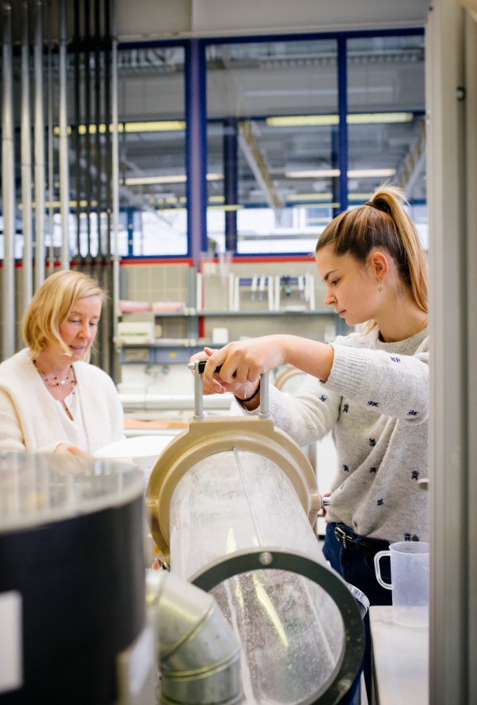 Professorin und Studierende im Nasslabor Papiertechnik 