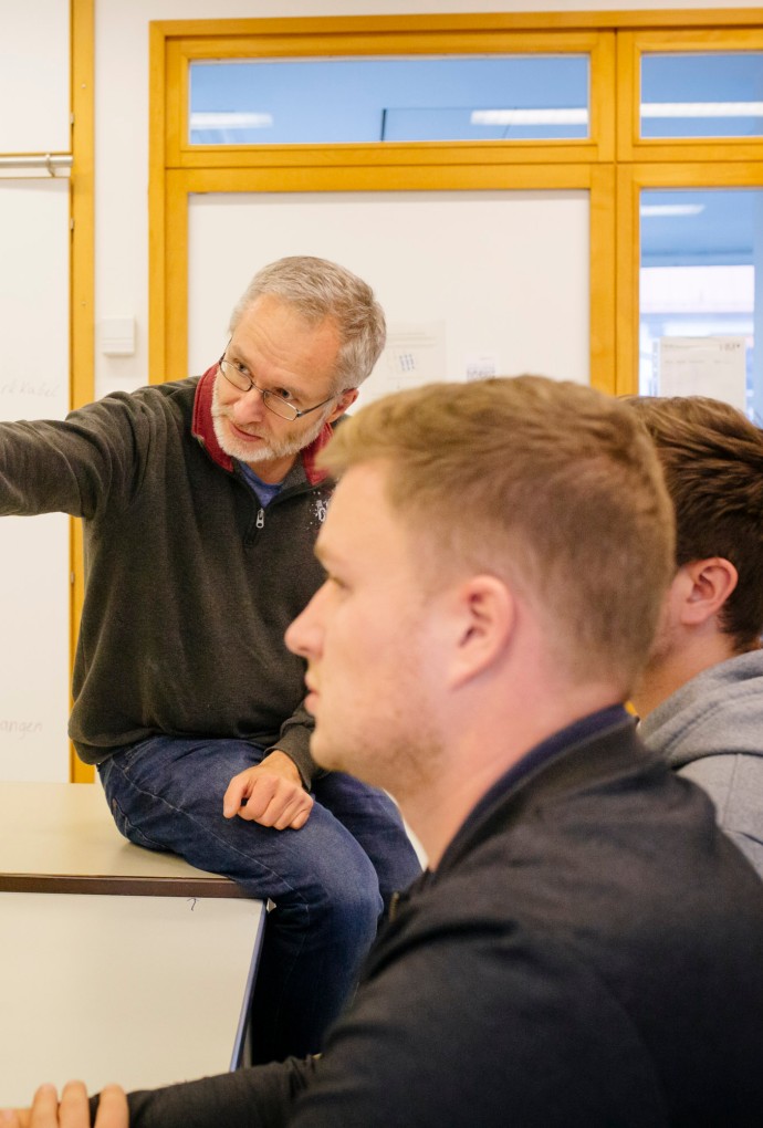 Professor und Studierende im Labor für elektrische Systeme