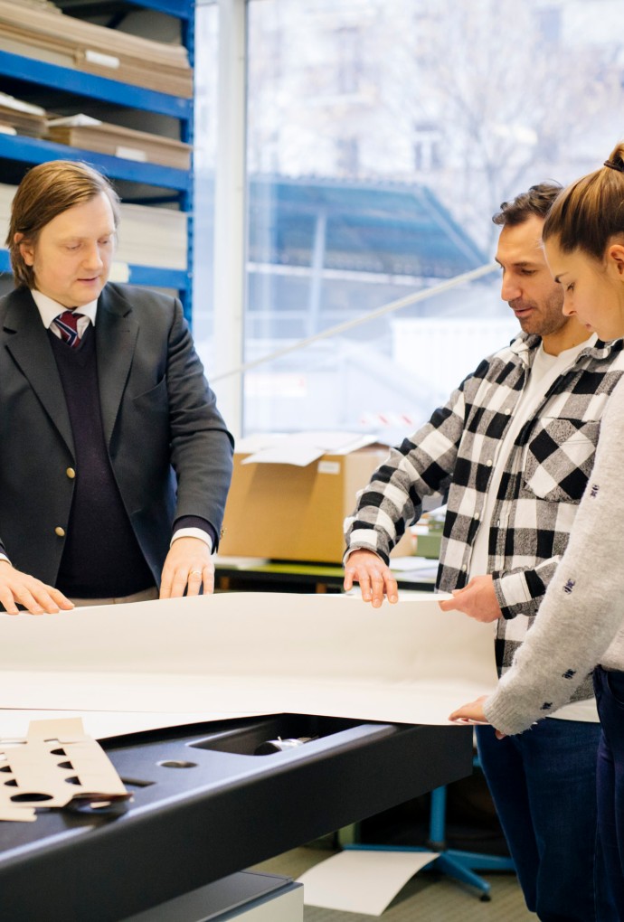 Professor der Verpackungstechnik und Studierende