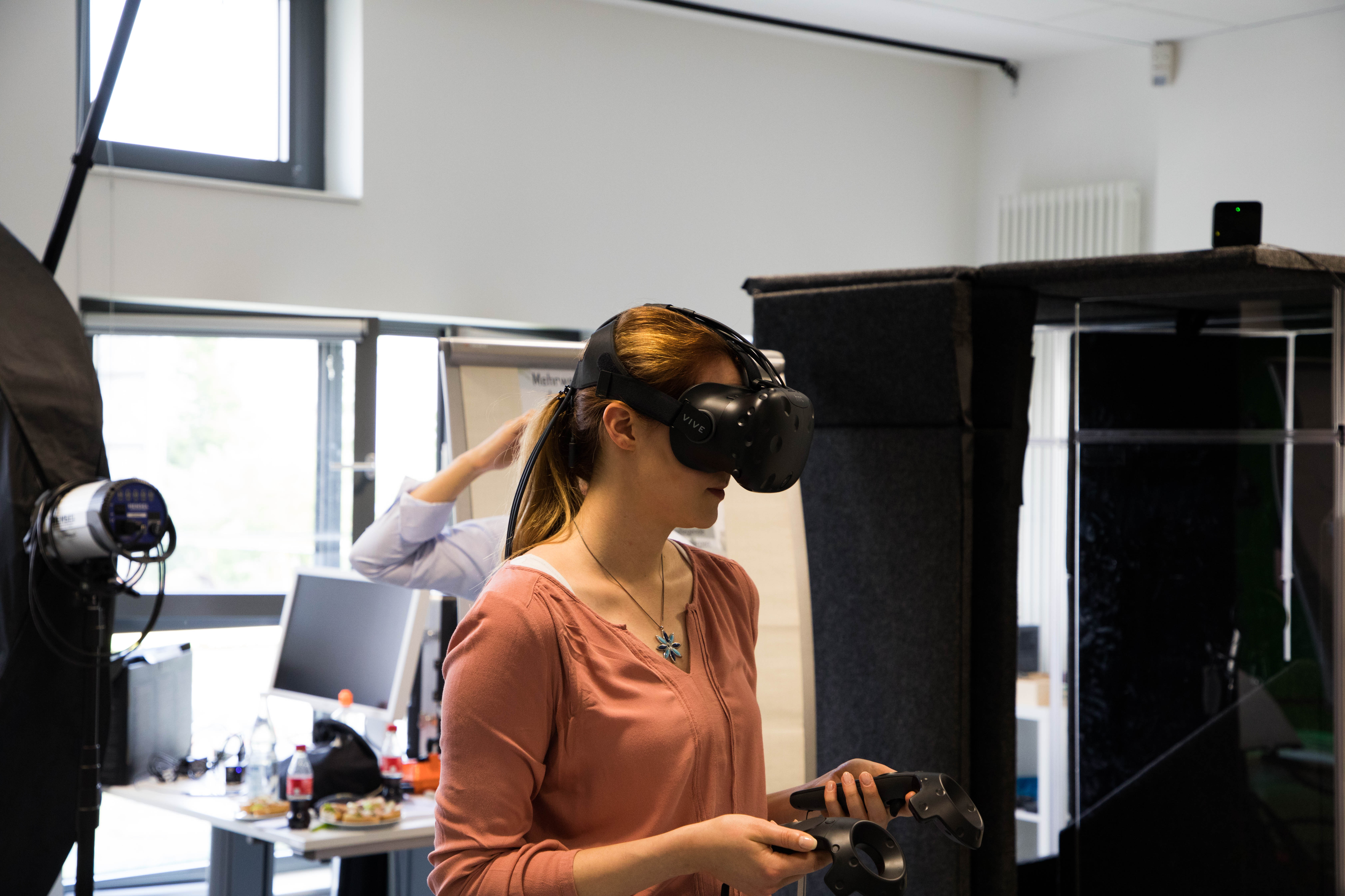 Studentin Technische Kommunikation mit VR-Brille 