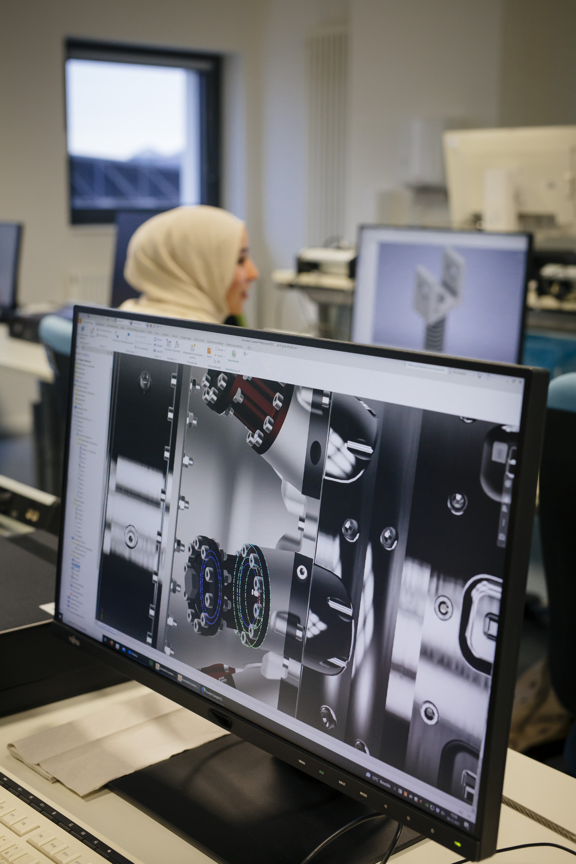 Computerpool mit Bildschirmen und Studierenden