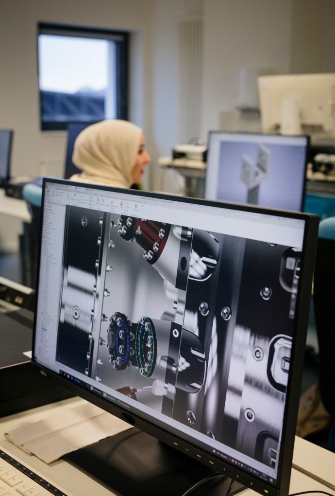 Computerpool mit Bildschirmen und Studierenden