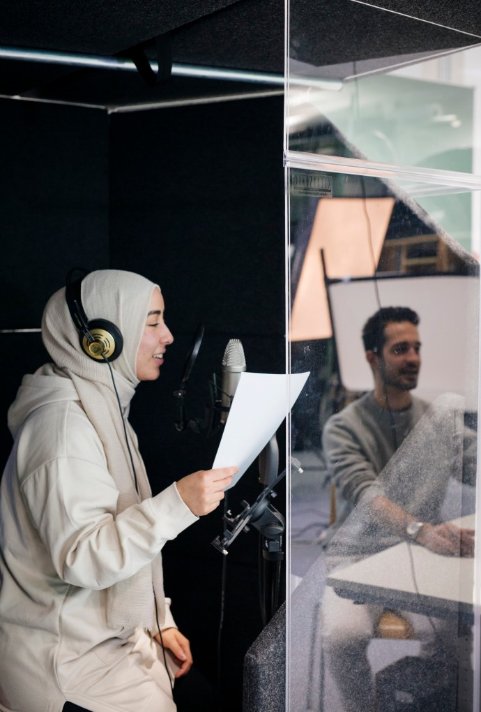 Studierende im Aufnahmestudio