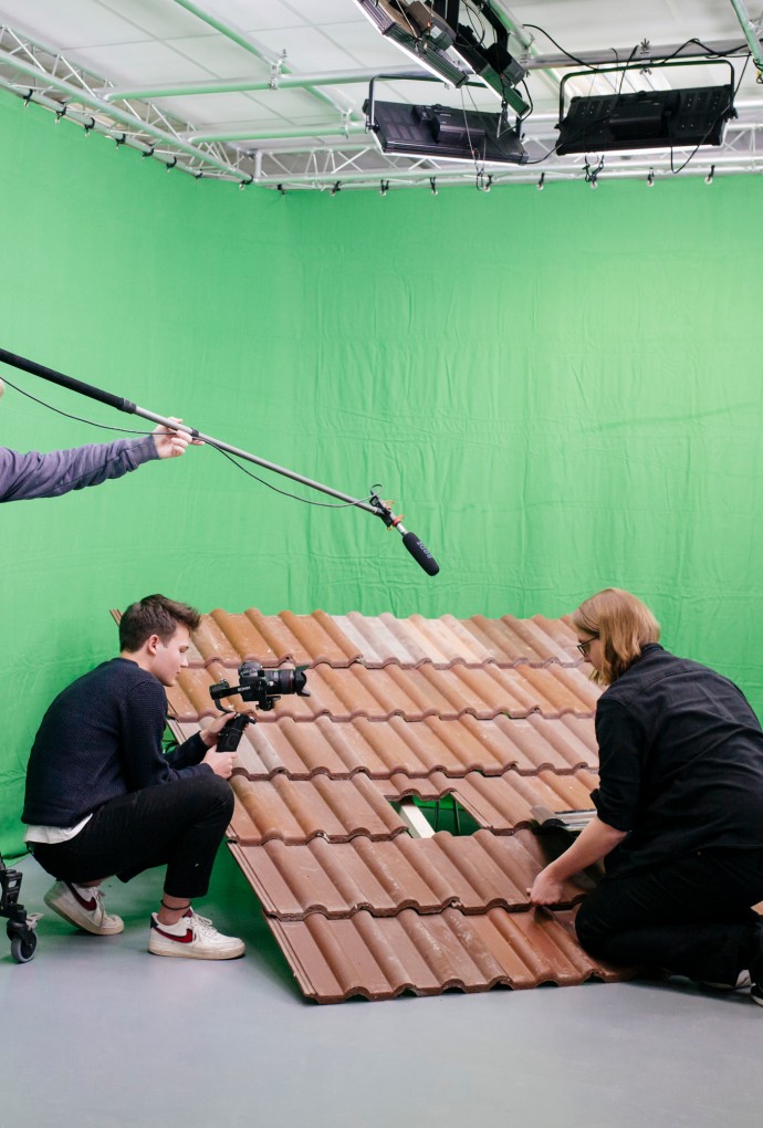 Studierende im Foto- und Videostudio