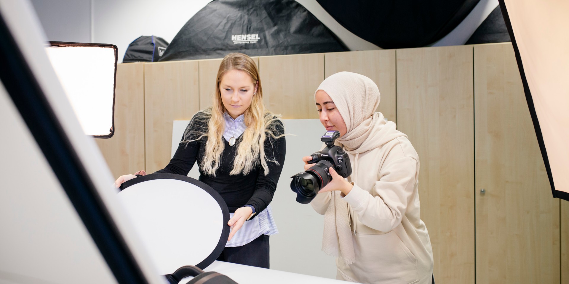 Zwei Studentinnen der Technischen Kommunikation bei der Produktfotografie