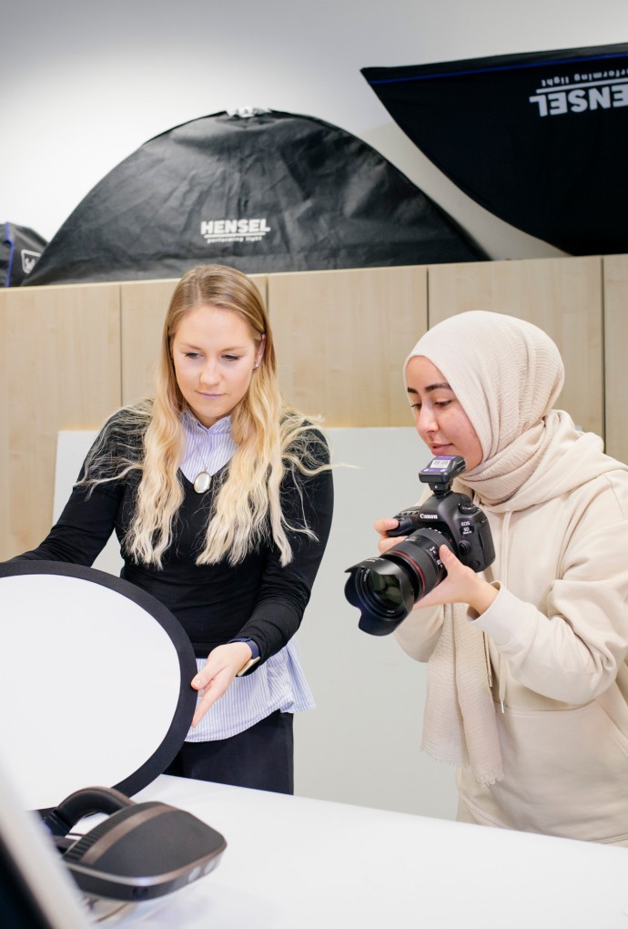 Zwei Studentinnen der Technischen Kommunikation bei der Produktfotografie