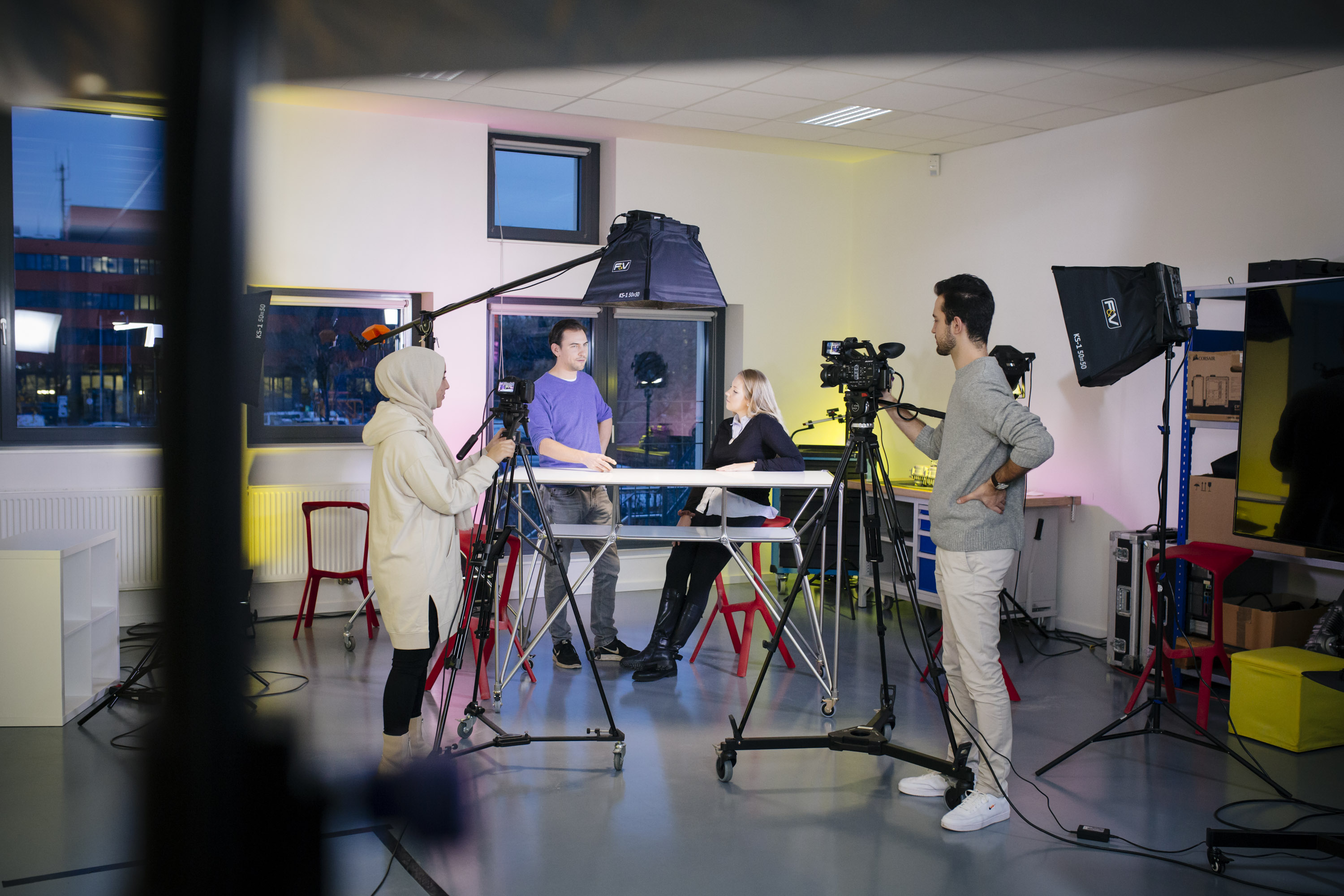 Studierende im Foto- und Videostudio 