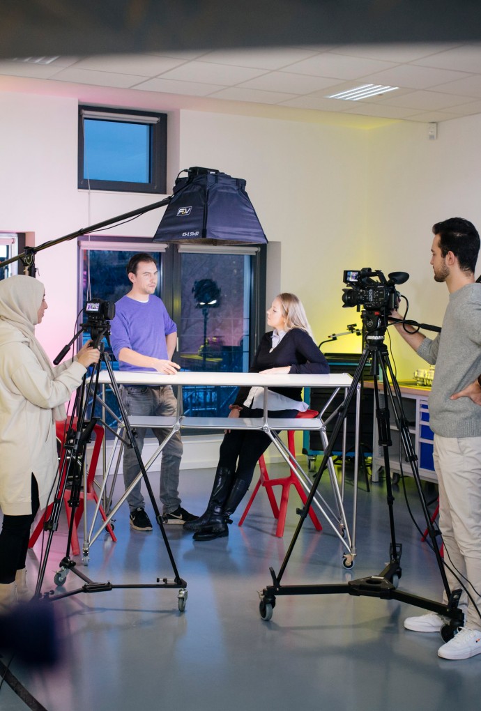 Studierende im Foto- und Videostudio 