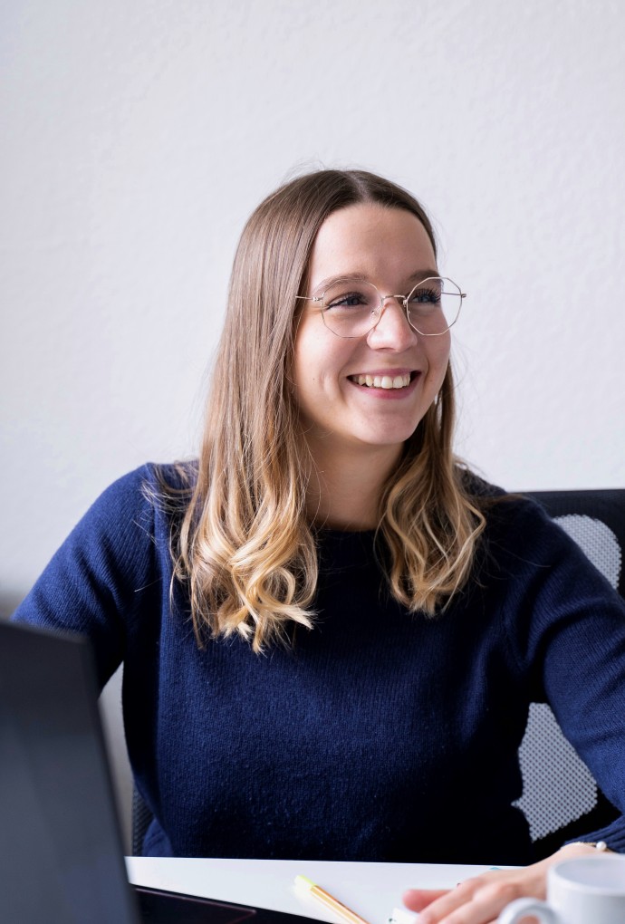 Studentin am Arbeitsplatz
