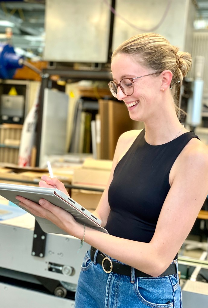 Studentin mit Tablet im Labor Verpackungstechnik