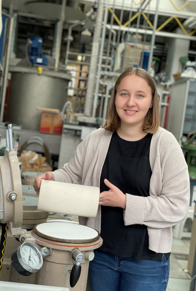Studentin im Papierlabor