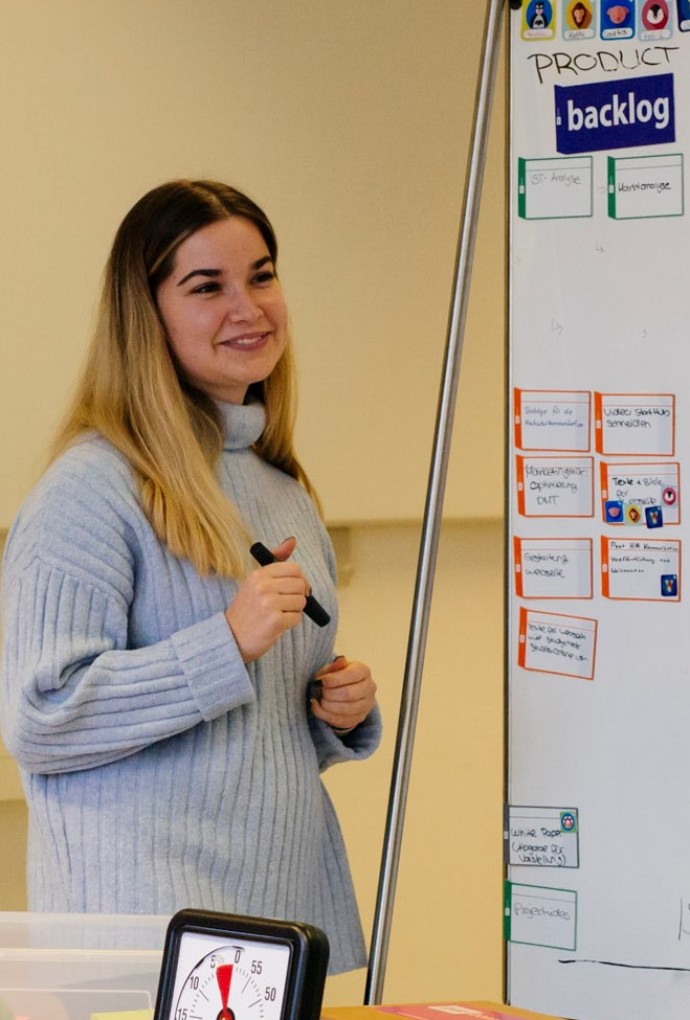 Studentin im Projektlabor für Unternehmensführung