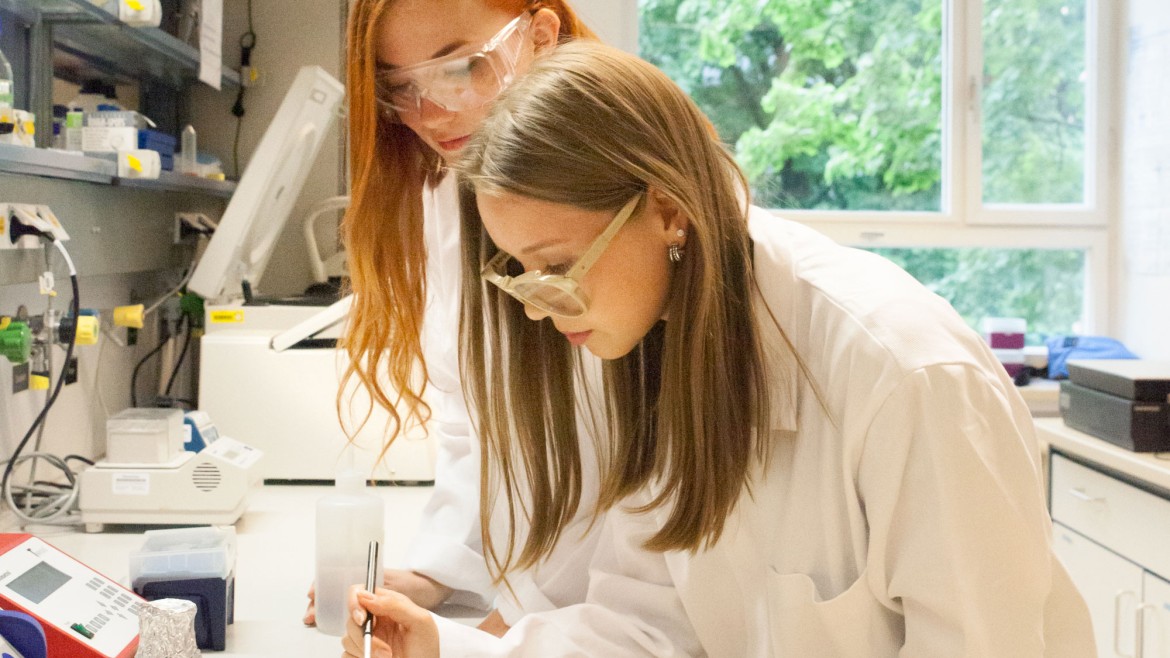 zwei Studentinnen im Labor für Biochemie / Mikrobiologie (Foto: Sigrid Reinichs) Zwei Studentinnen beim Probenaufbereiten im Labor für Biochemie / Mikrobiologie