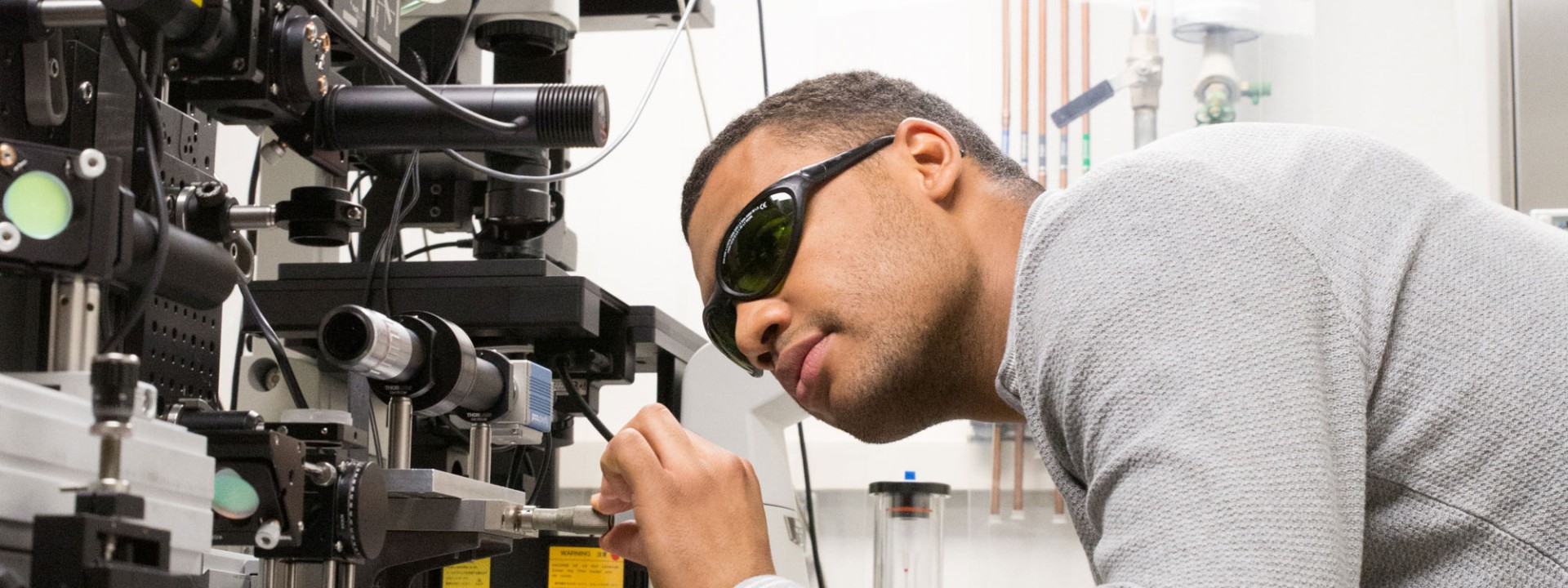 Studierender am Versuchsaufbau für Forschungsprojekt im Laserzentrum