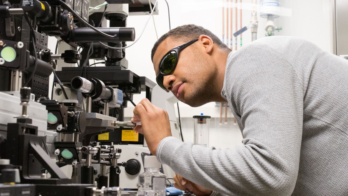 Studierender am Versuchsaufbau für Forschungsprojekt im Laserzentrum