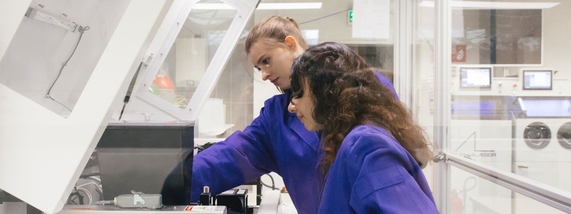 zwei Studentinnen im Smart Manufacturing Lab / Labor für Fertigungstechnik