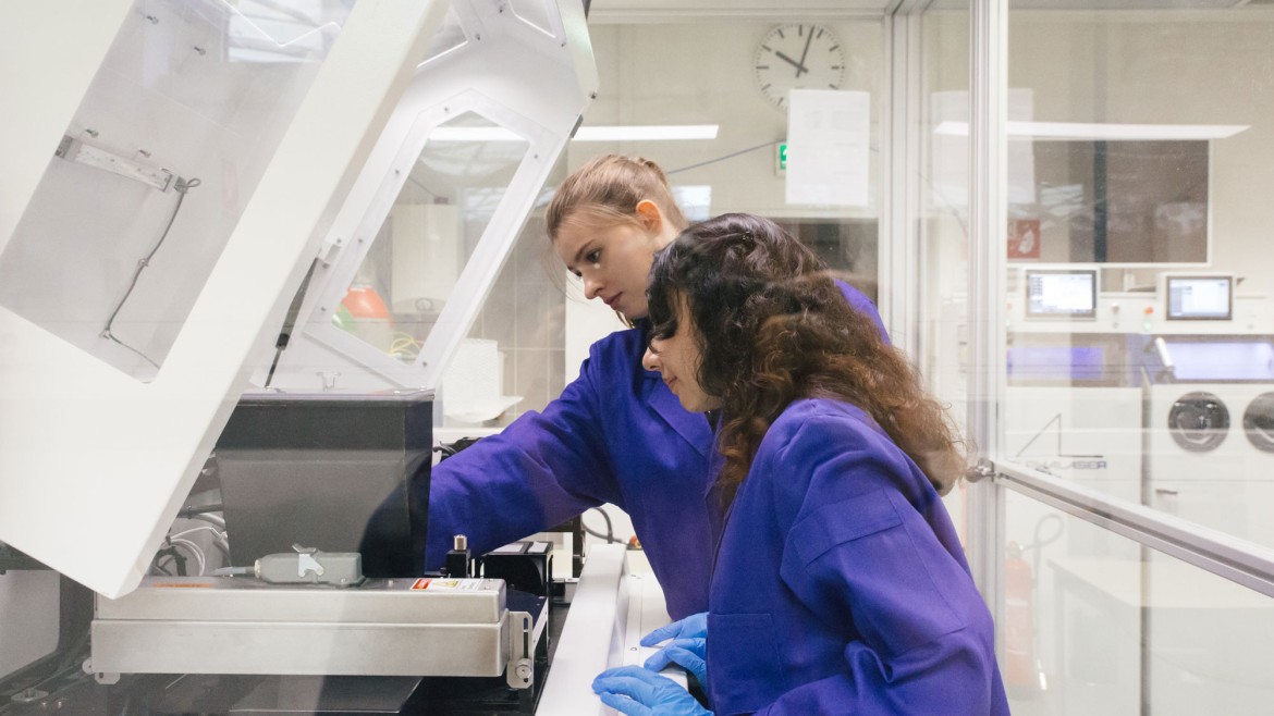zwei Studentinnen im Smart Manufacturing Lab / Labor für Fertigungstechnik