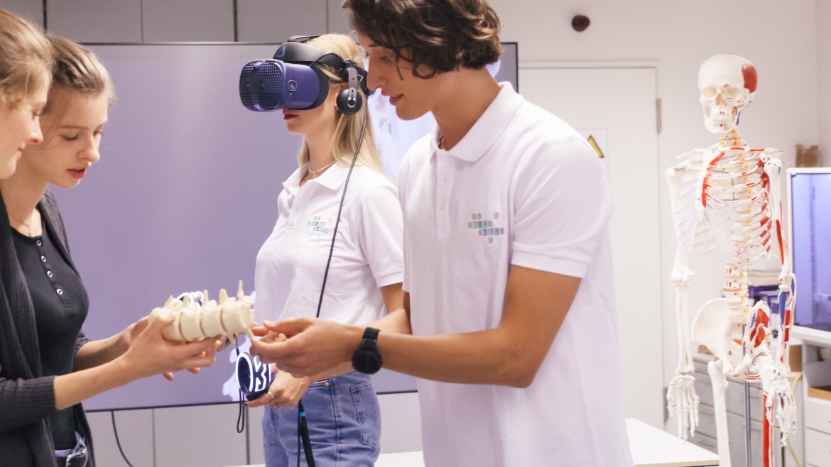Studierende im BioMedLab der HM