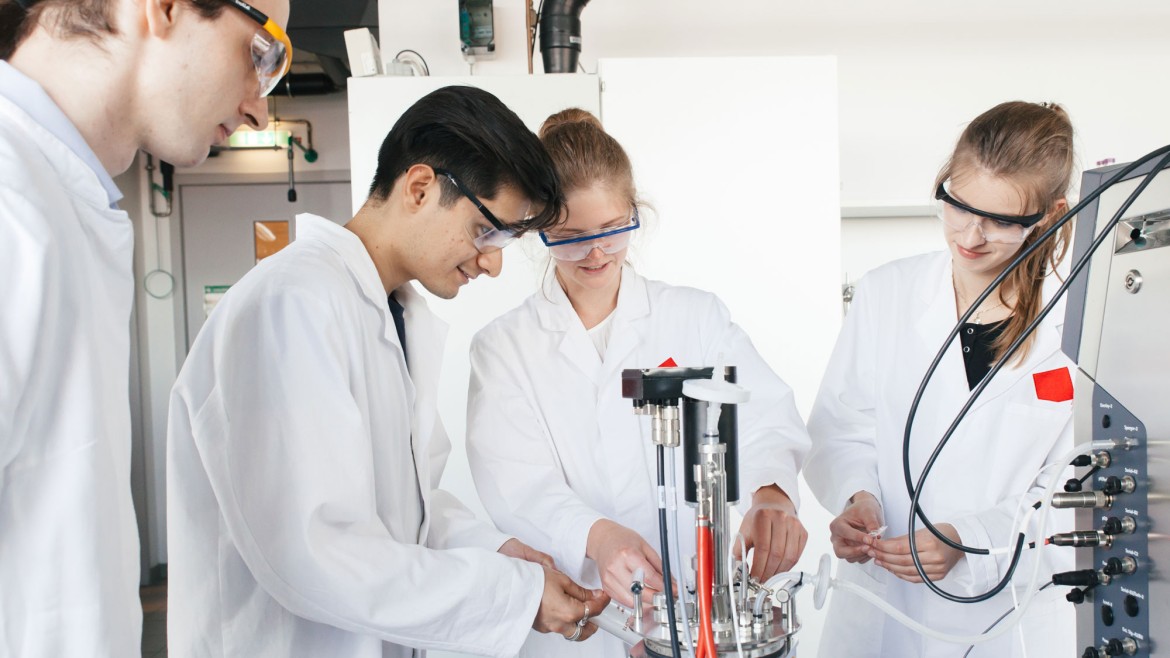Studierende am Fermeter im Labor für Biochemie
