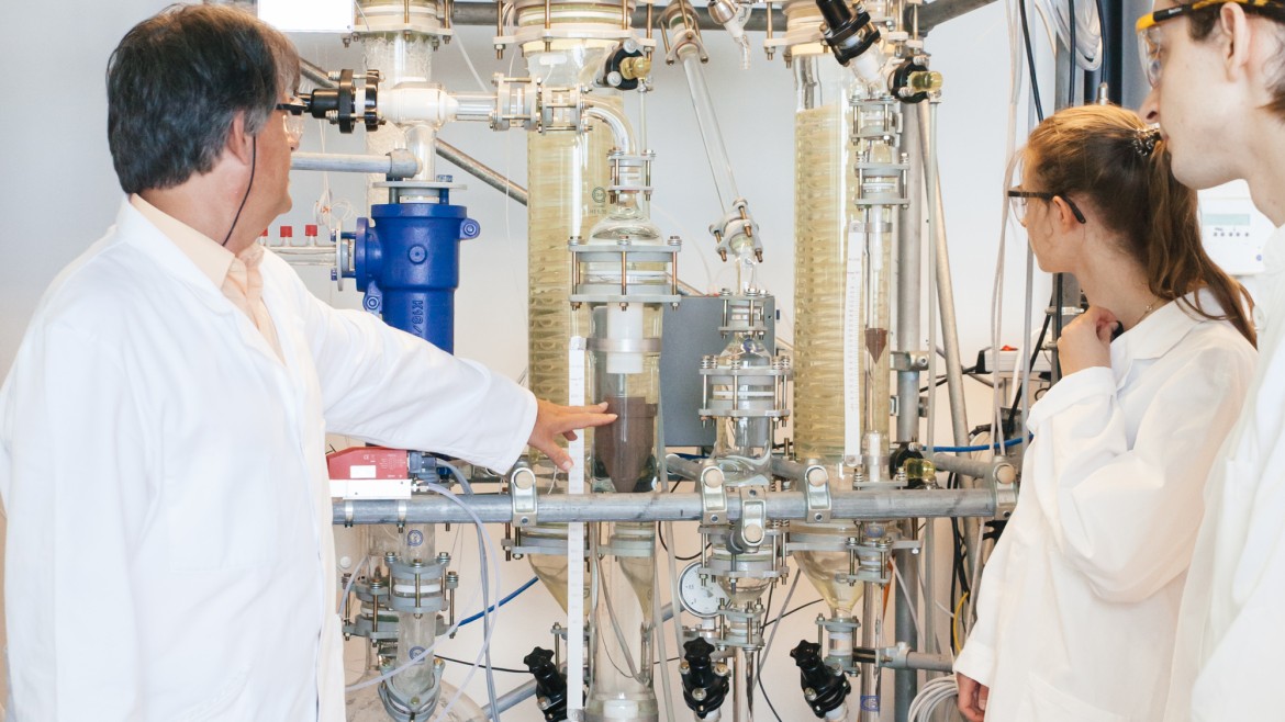 Arbeiten im Labor für Technische Chemie / Verfrahrenstechnik