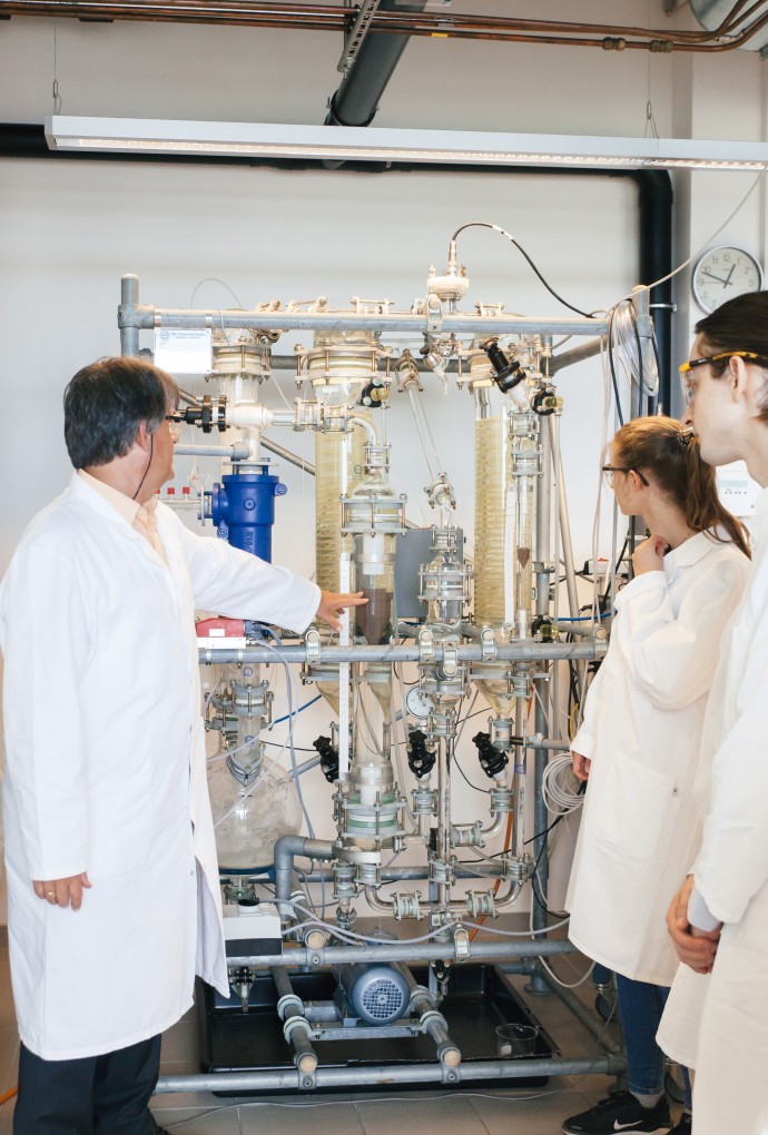 Arbeiten im Labor für Technische Chemie / Verfrahrenstechnik