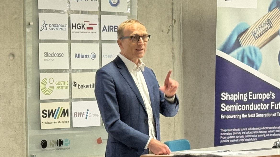 Vizepräsident für Lehre, Professor Klaus Kreulich, begrüßt die Teilnehmenden am ersten Semiconductor Day an der Hochschule München