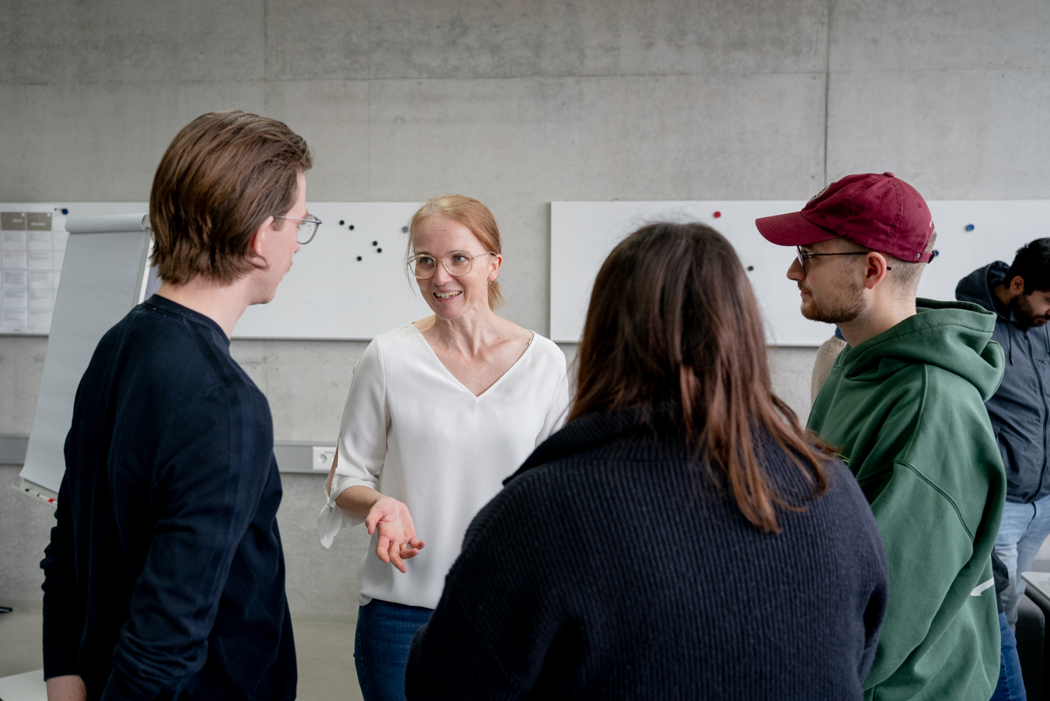 Christina Schindler im Gespräch mit Studierenden