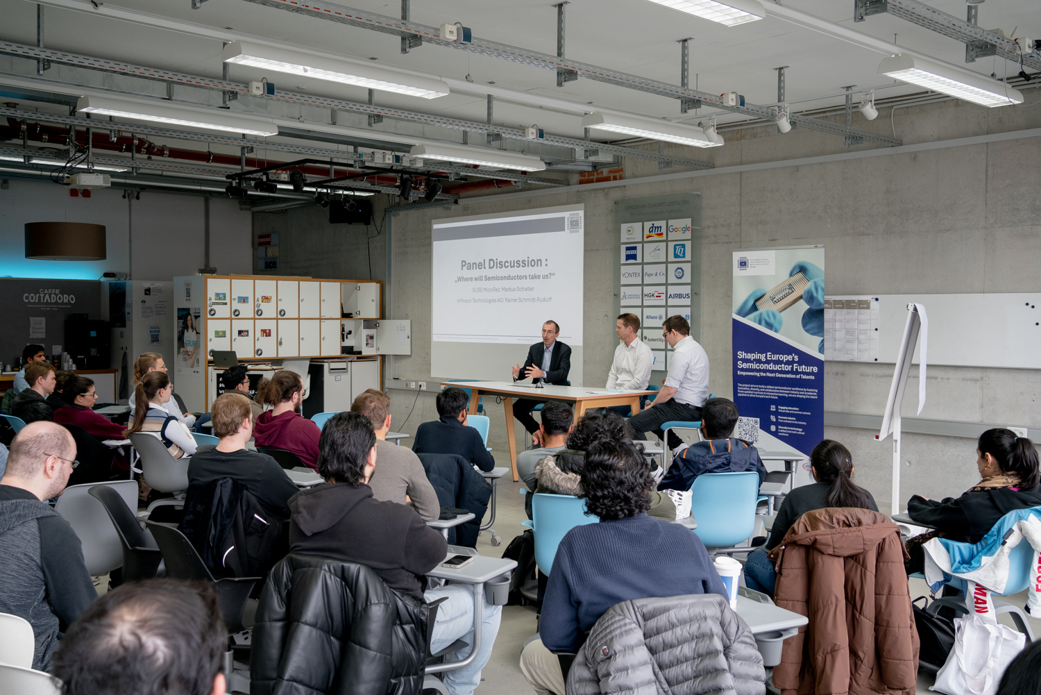 Blick über die Studierenden auf die Paneel Diskussion
