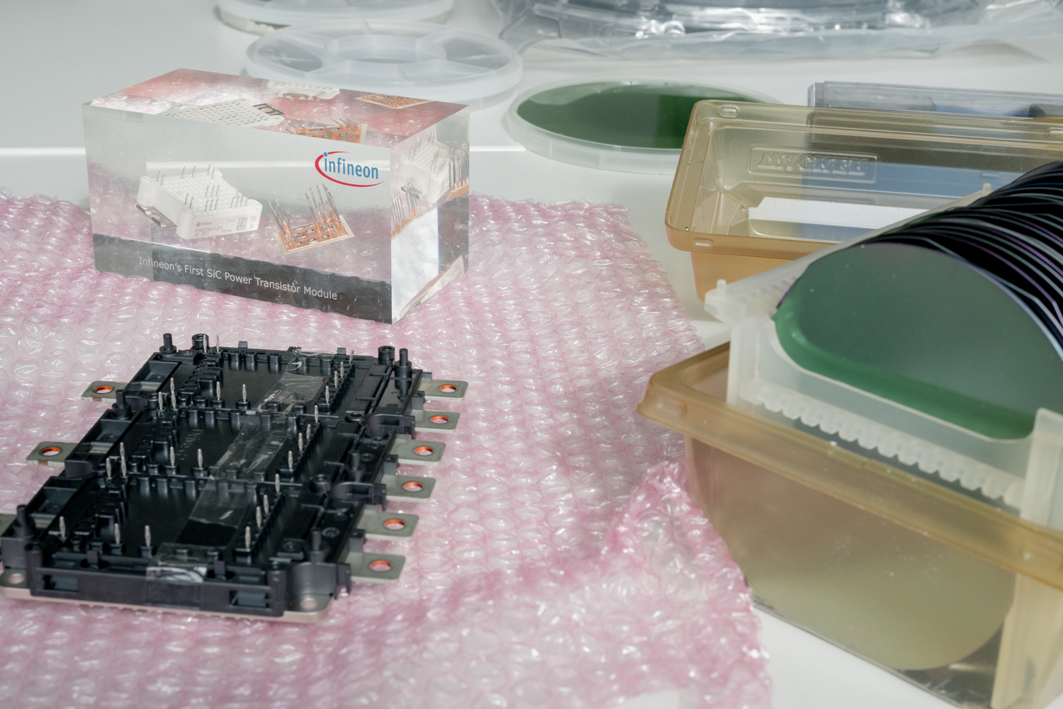 ausgestellte Proben, Wafer und Bauelemente am Semiconductor Day HM
