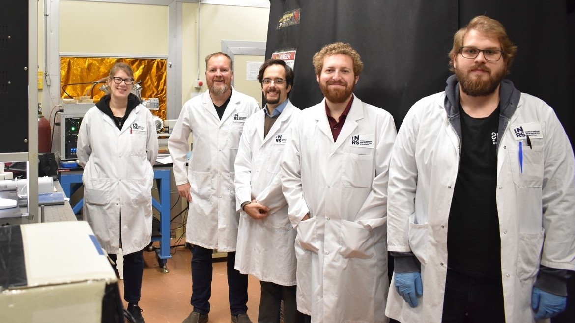 Arbeitsgruppe im Labor (Foto: S. Obernberger) Katharina Kohlmann (HM, Doktorandin), Prof. Andreas Rüdiger (INRS, Betreuer Sebastian Obernberger), Prof. Émile Carbone (INRS, Betreuer Felix Bandle), Felix Bandle (HM), Sebastian Obernberger (HM)