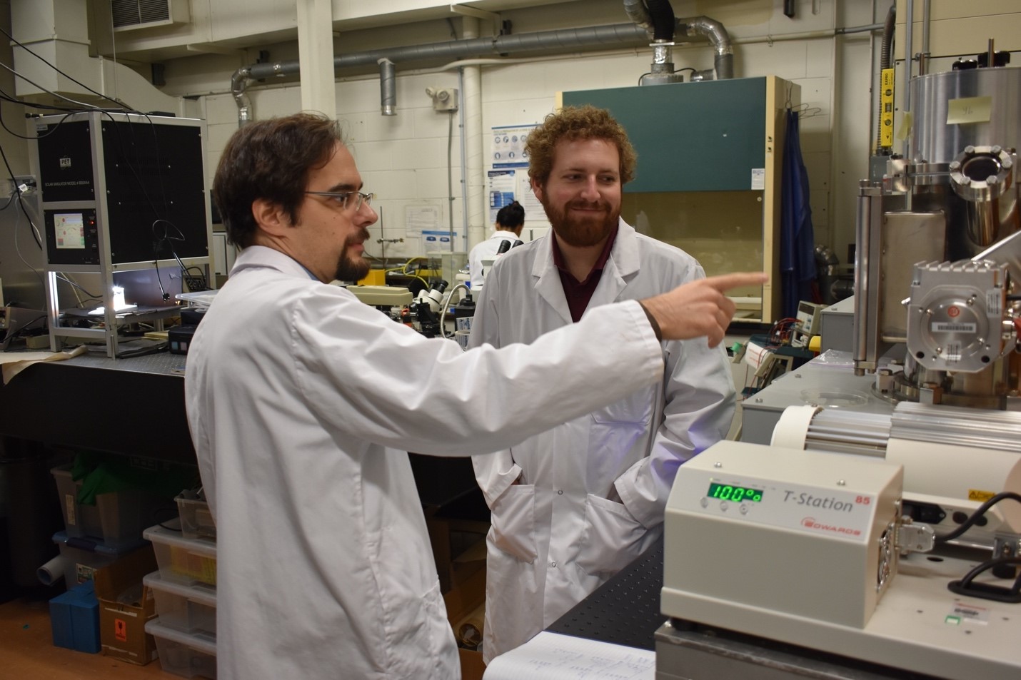 Felix_Brandle_und_Prof_mile_Carbone_vor_Versuchsaufbau