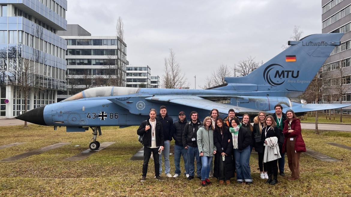 Studierende auf Exkursion bei MTU vor einem Jet